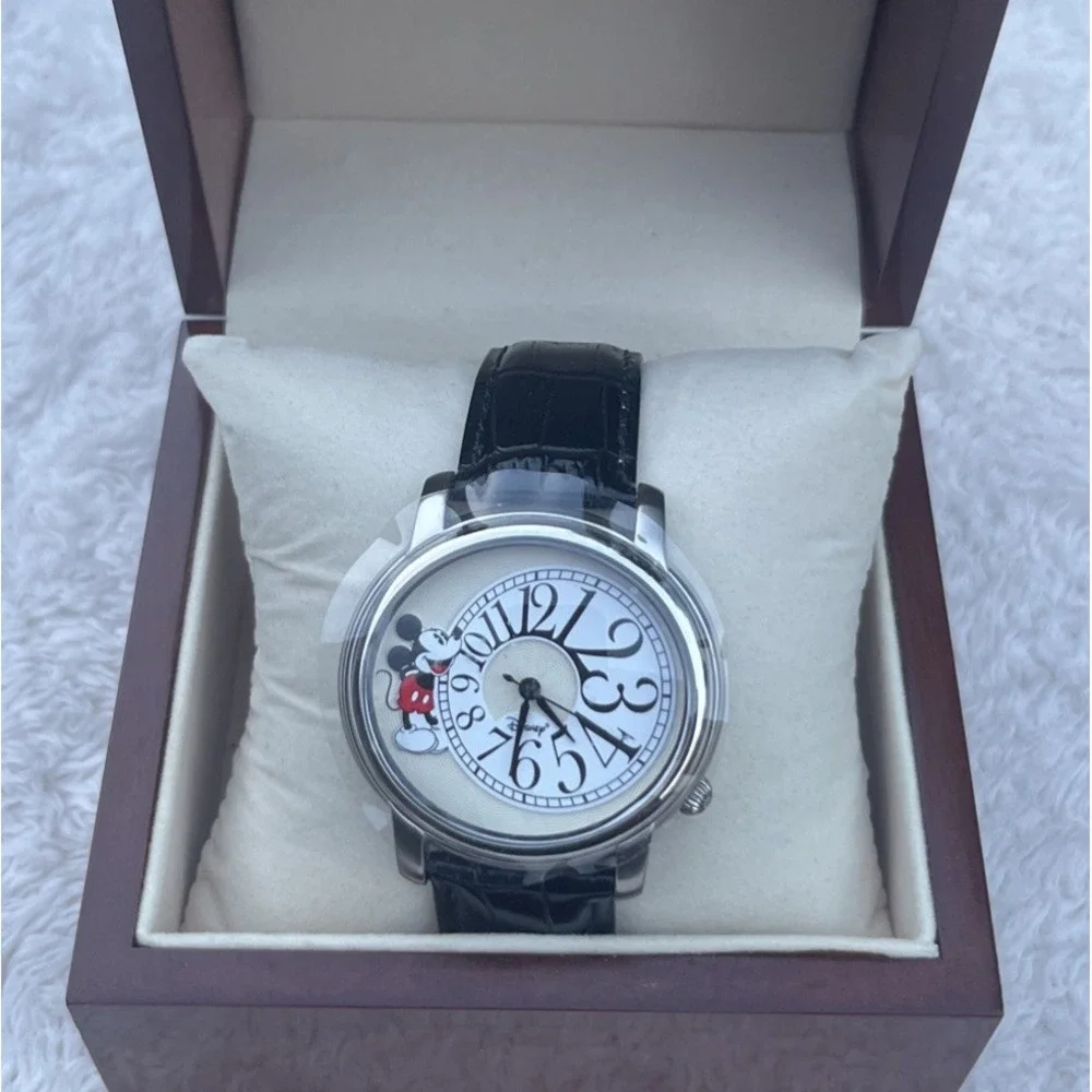 RARE Limited Edition Disney Mickey Mouse 2006 Shareholders Watch with Wood Case